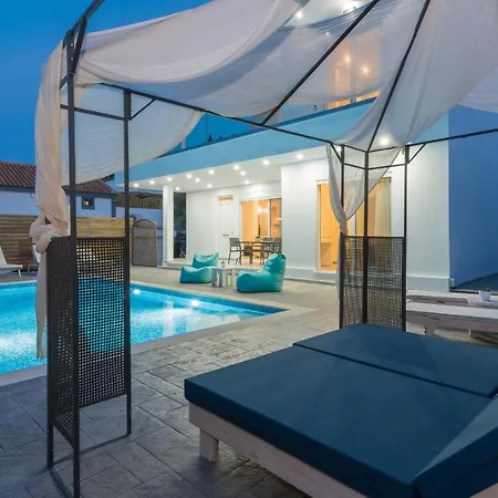 Maridenia - Family Escape With Private Pool, By Zantewize Willa *